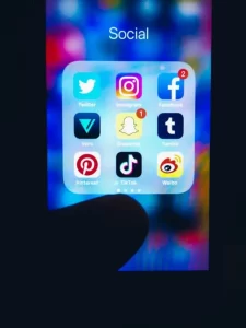 cropped-aplicativos-de-redes-sociais-em-pasta-em-tela-de-s.webp